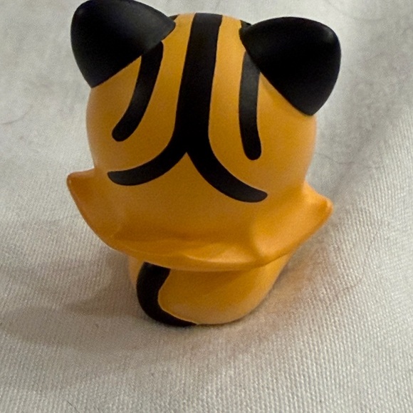 Pop Mart Pop Bean Molly Lucky Cat - Picture 2 of 2